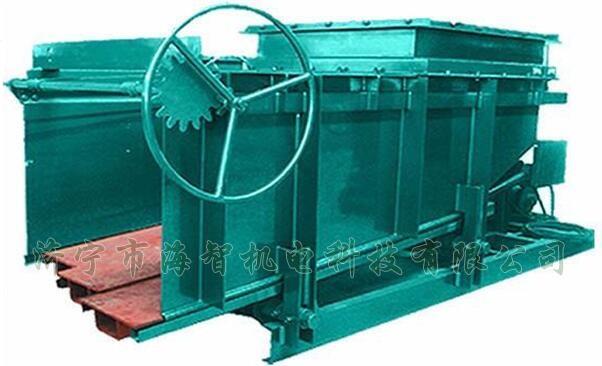 導(dǎo)料槽設(shè)有多個(gè)活動(dòng)式底板，底板在回程過(guò)程中可以承受物料所帶來(lái)的摩擦力